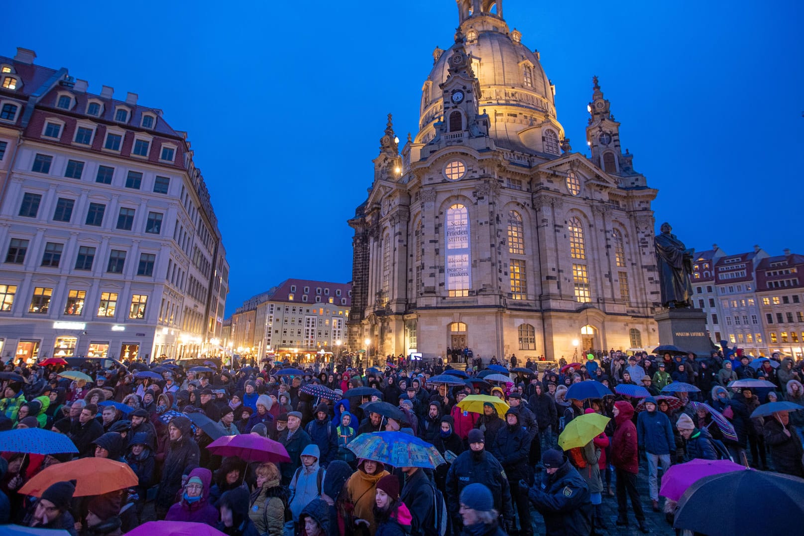 Demonstration vor der Dresdener Frauenkirche: Mit 800 Beamten begegnete die Polizei verschiedenen Demonstrationen und Gegendemonstrationen am Donnerstag.