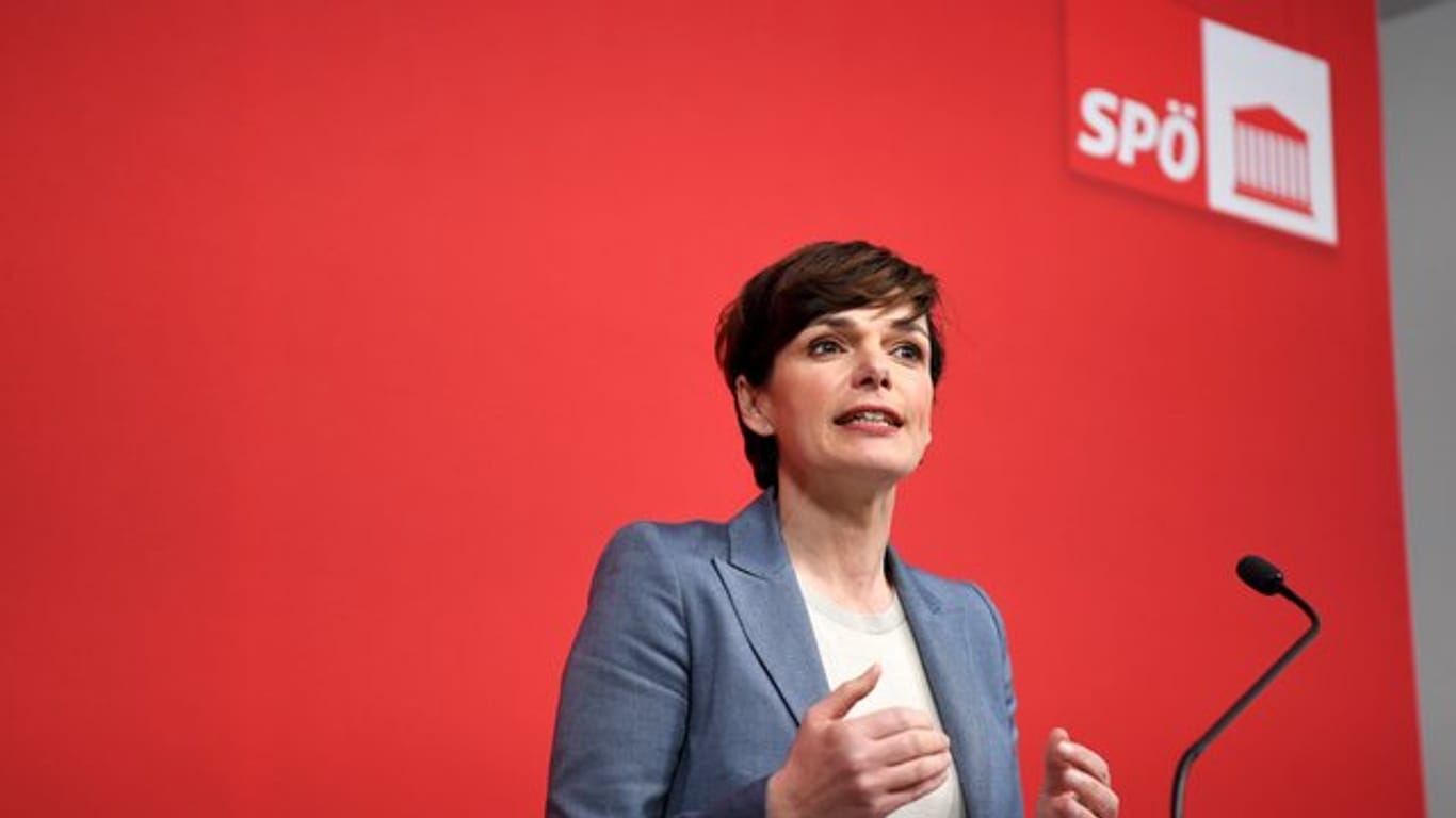 Die Chefin der österreichischen Sozialdemokraten will die Mitglieder der SPÖ über ihre Zukunft an der Parteispitze entscheiden lassen.