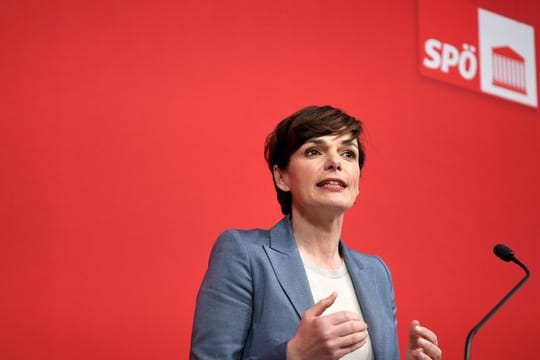 Die Chefin der österreichischen Sozialdemokraten will die Mitglieder der SPÖ über ihre Zukunft an der Parteispitze entscheiden lassen.