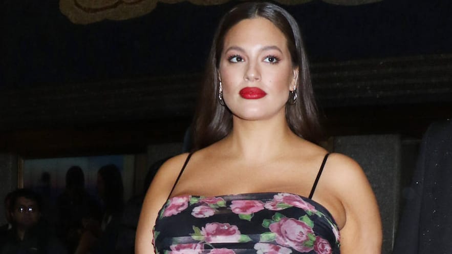 Ashley Graham: Das Model hat auf Instagram ein Foto vom Stillen im Café geteilt.