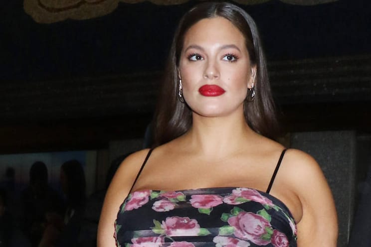 Ashley Graham: Das Model hat auf Instagram ein Foto vom Stillen im Café geteilt.