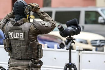 Ein SEK-Beamter im Einsatz: Es kam zu einer Razzia wegen des Verdachts auf Gründung einer rechtsterroristischen Vereinigung. (Symbolfoto)