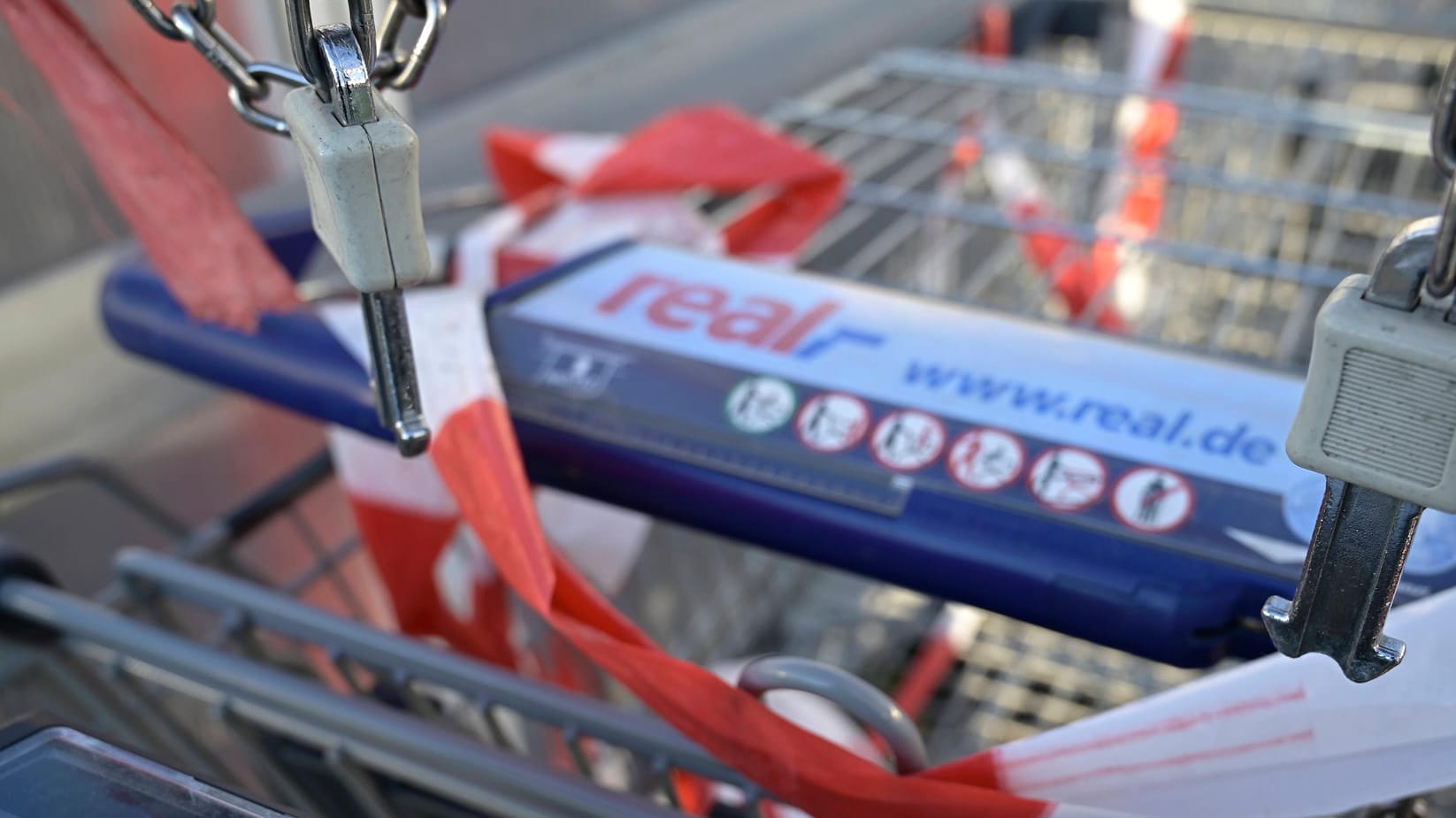 Ein Einkaufswagen mit Absperrband: In einem "Real"-Markt in Wolfsburg hat es erneut einen Einbruch gegeben.