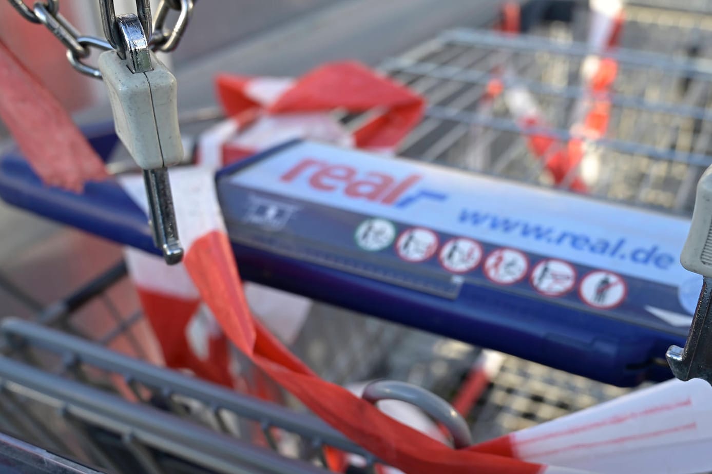 Ein Einkaufswagen mit Absperrband: In einem "Real"-Markt in Wolfsburg hat es erneut einen Einbruch gegeben.