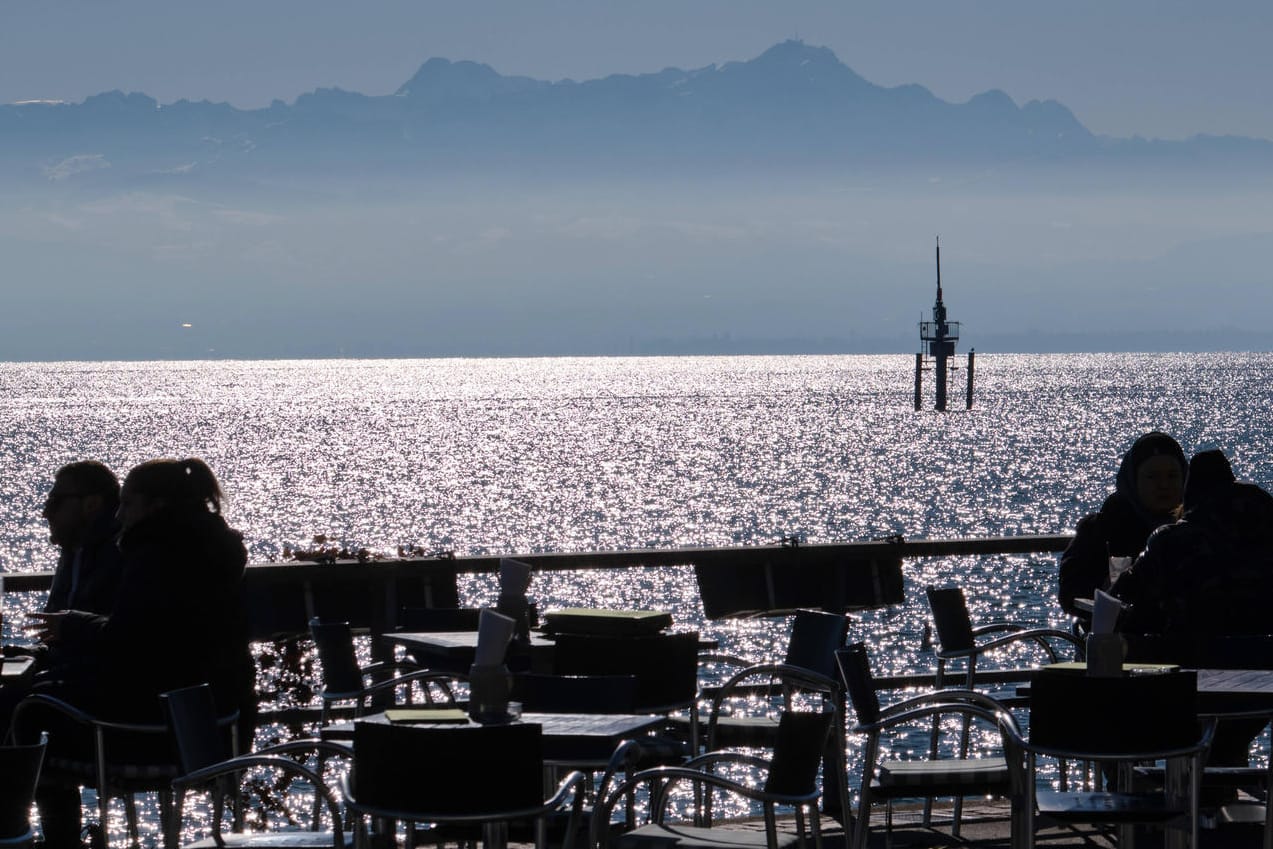 Sonnenanbeter genießen den milden April am Bodensee: Am Wochenende könnten Temperaturrekorde für diese Jahreszeit geknackt werden – es wird ungewöhnlich mild.