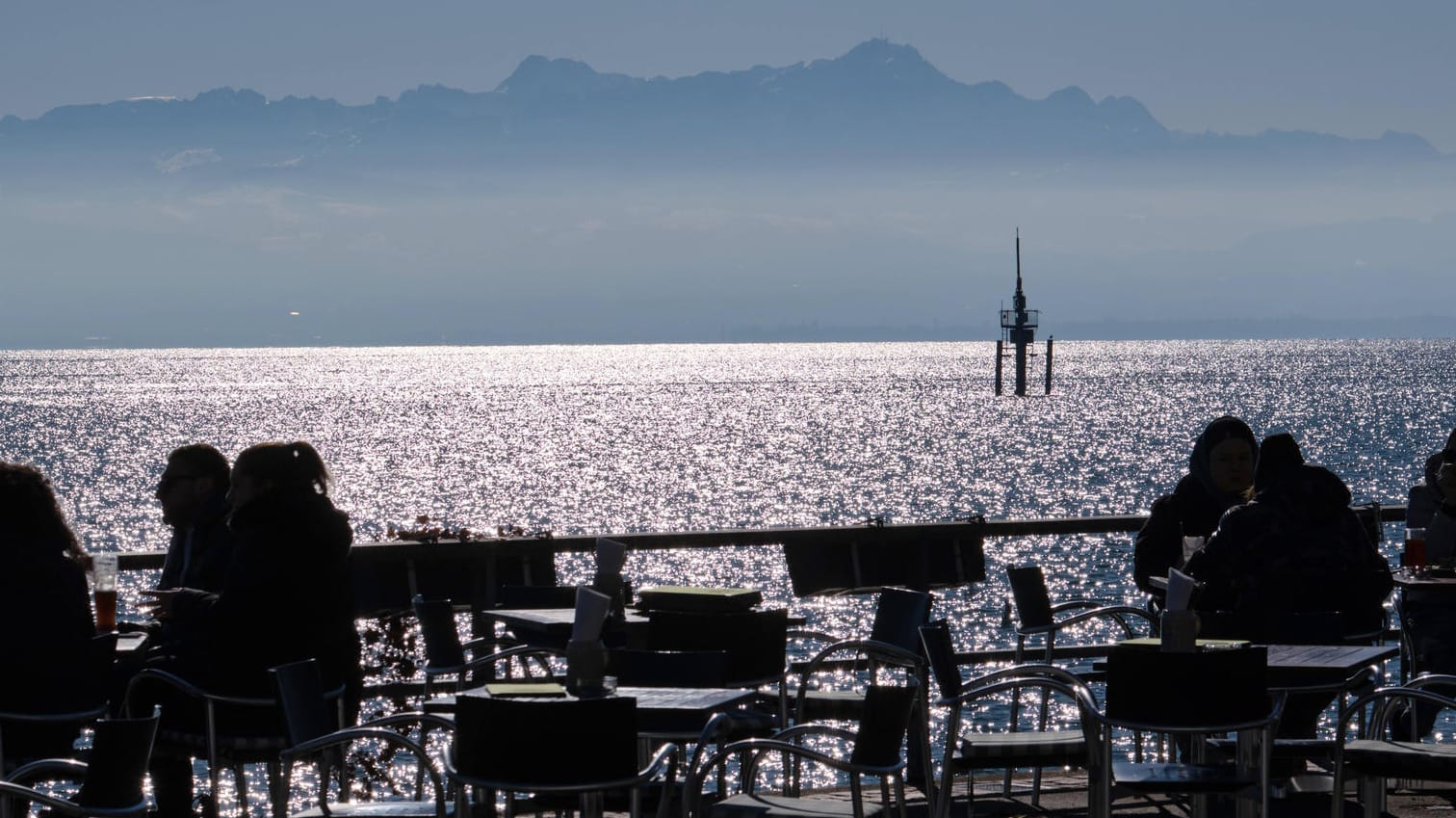 Sonnenanbeter genießen den milden April am Bodensee: Am Wochenende könnten Temperaturrekorde für diese Jahreszeit geknackt werden – es wird ungewöhnlich mild.