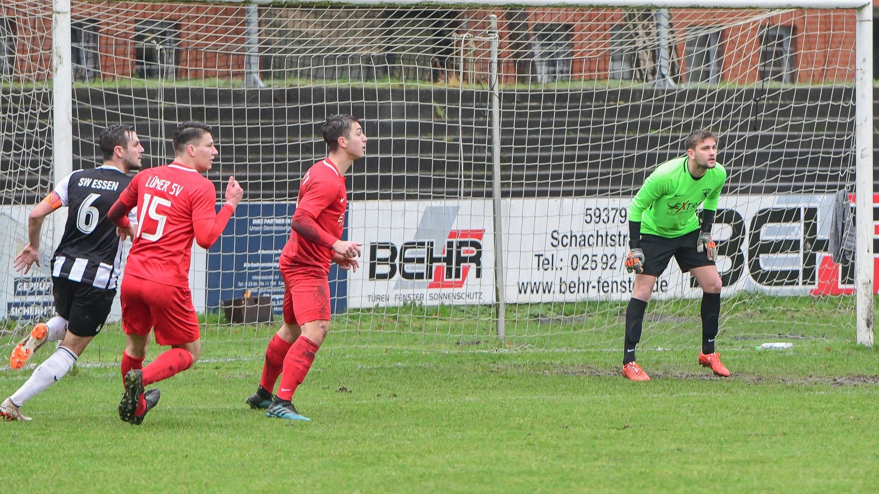 Spieler des Lüner SV im Spiel gegen SW Essen: Die Mannschaft steht mit nur einem Sieg aus 17 Spielen kurz vor dem Abstieg.