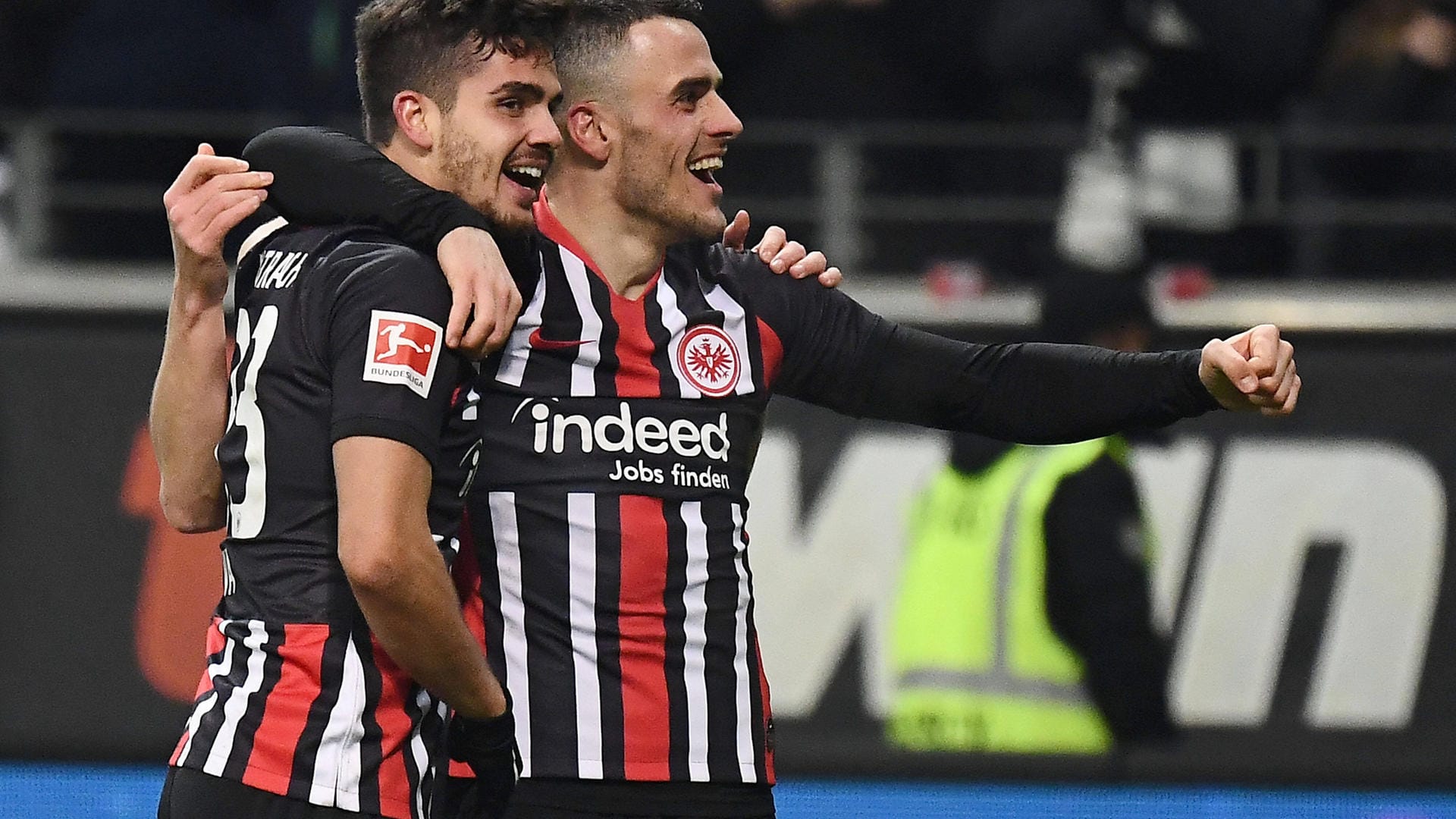 Andre Silva (l.) und Filip Kostic jubeln: Doch bleibt Kostic länger bei der Eintracht?