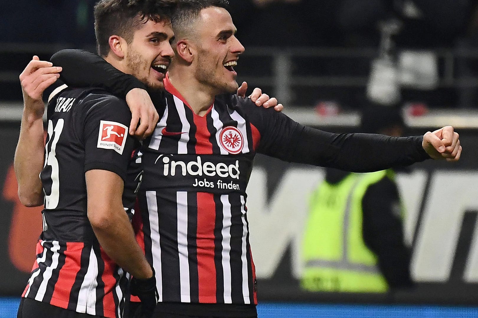 Andre Silva (l.) und Filip Kostic jubeln: Doch bleibt Kostic länger bei der Eintracht?