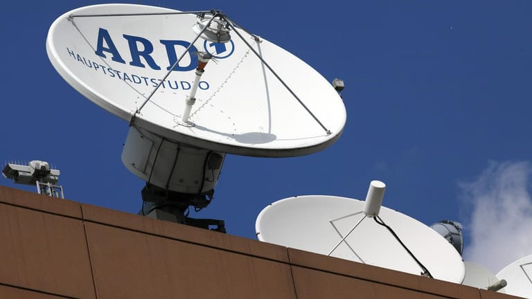 Eine Satellitenschüssel mit des ARD (Symbolbild): Bestimmte ARD-Programme lassen sich ab 2021 über Satellit nicht mehr empfangen.