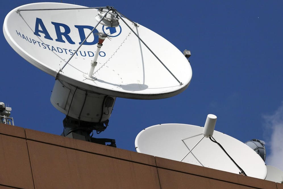 Eine Satellitenschüssel mit des ARD (Symbolbild): Bestimmte ARD-Programme lassen sich ab 2021 über Satellit nicht mehr empfangen.