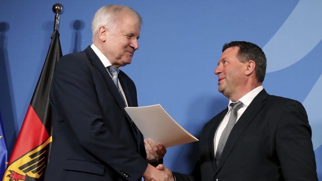 Seehofer überreicht Vogel, Bundestagsabgeordneter aus Thüringen, die Ernennungsurkunde als neuer parlamentarischer Staatssekretär im Innenministerium. Seehofer überreicht Vogel, Bundestagsabgeordneter aus Thüringen, die Ernennungsurkunde als neuer parlamentarischer Staatssekretär im Innenministerium.