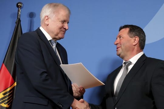 Seehofer überreicht Vogel, Bundestagsabgeordneter aus Thüringen, die Ernennungsurkunde als neuer parlamentarischer Staatssekretär im Innenministerium.
