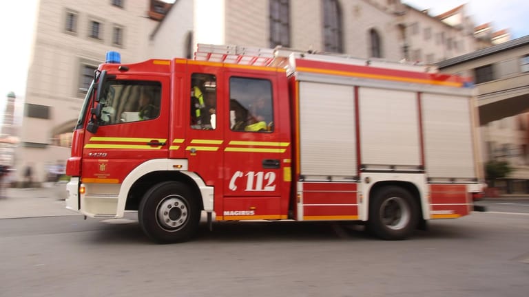 Fahrzeug der Feuerwehr München im Einsatz: Münchner Leitstelle hilft bei Sprachbarrieren mit den italienischen Kollegen.