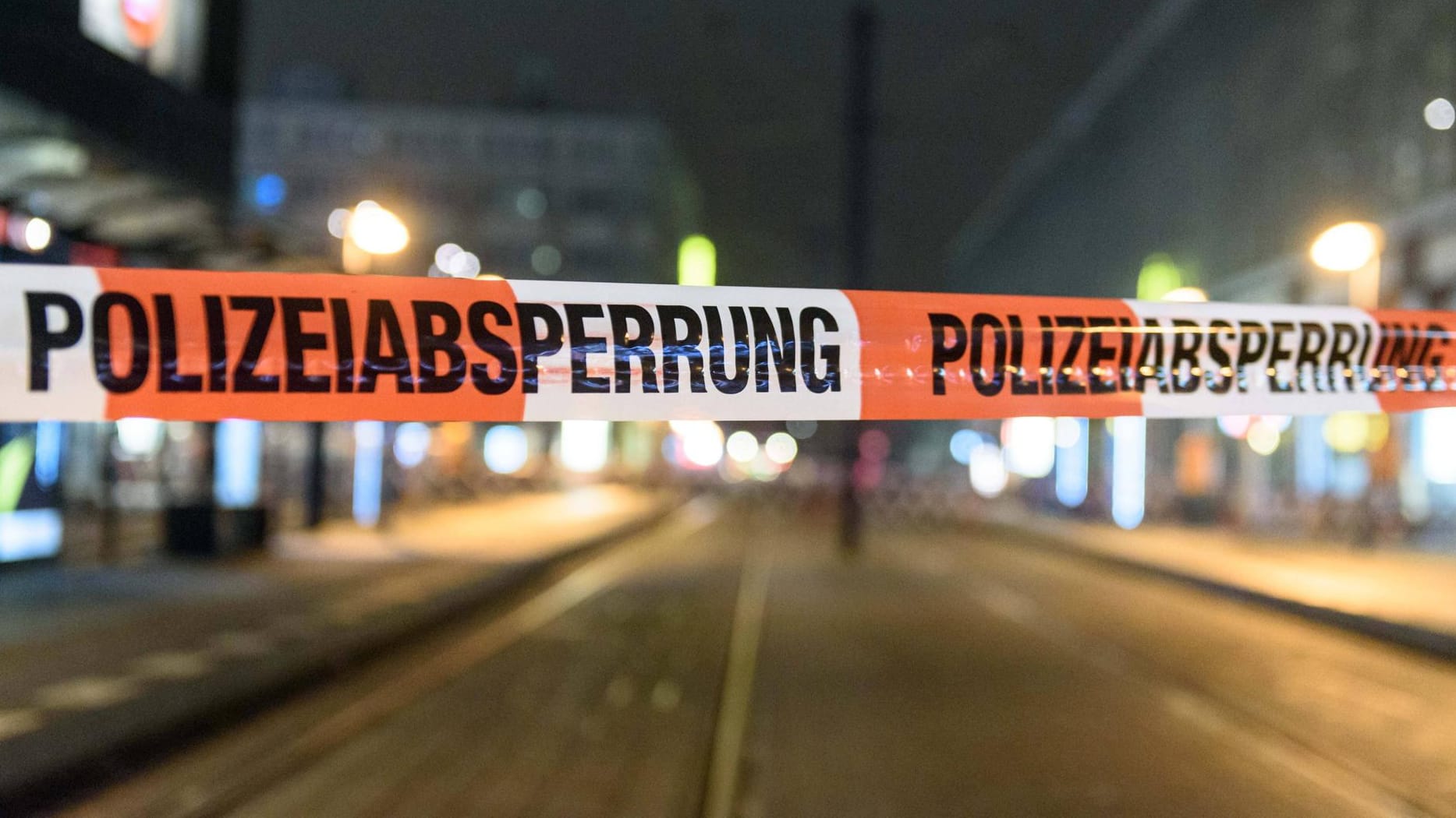 Polizeiabsperrung in der Nacht (Symbolbild): Die Polizei konnte die Diebe nicht aufhalten.