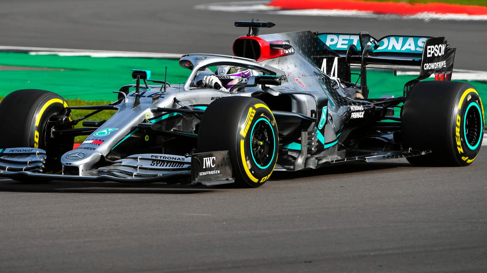 Erste Runden im "W11": Weltmeister Lewis Hamilton testet den neuen Mercedes-Boliden.