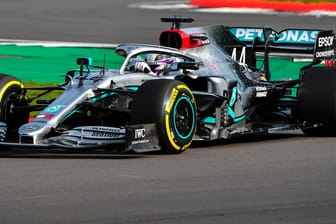 Erste Runden im "W11": Weltmeister Lewis Hamilton testet den neuen Mercedes-Boliden.