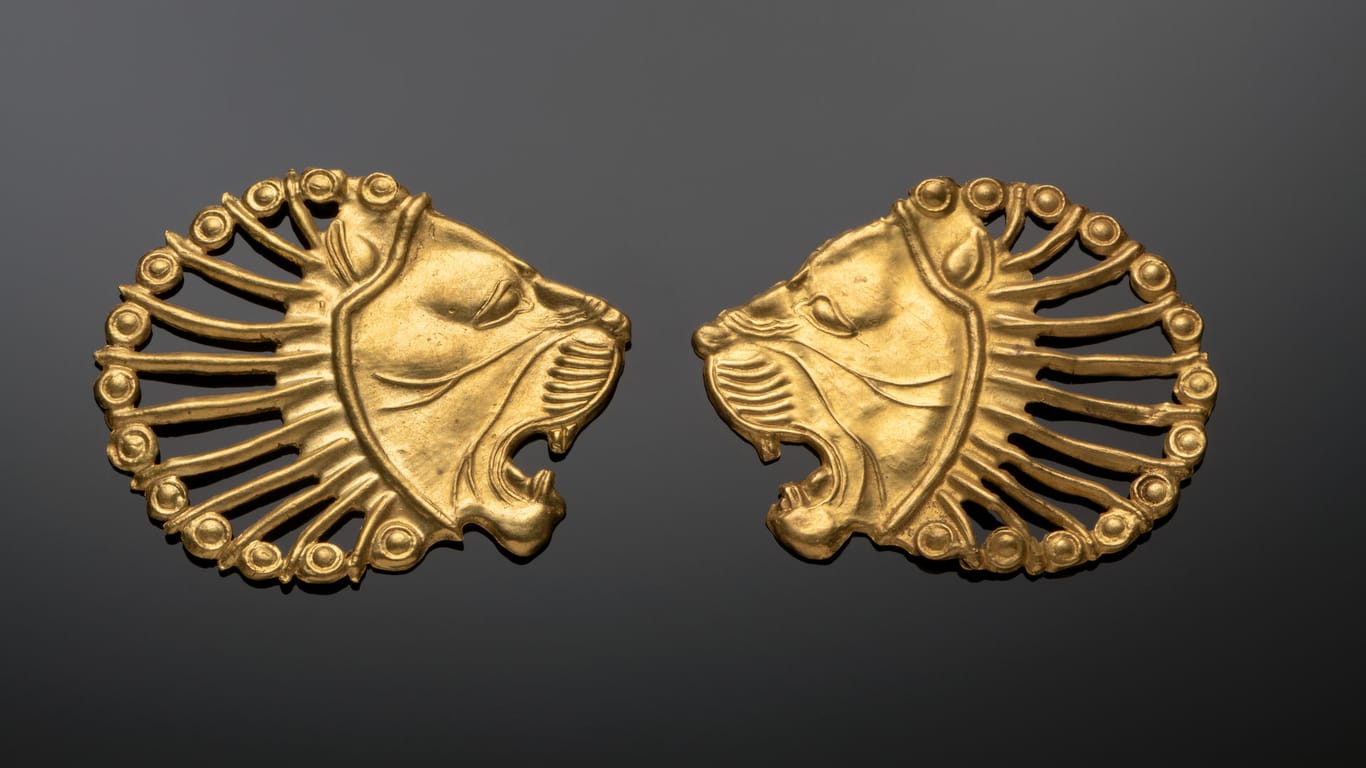 Exponate aus dem Museum: Gewandschmuck in Form von Löwenköpfen.