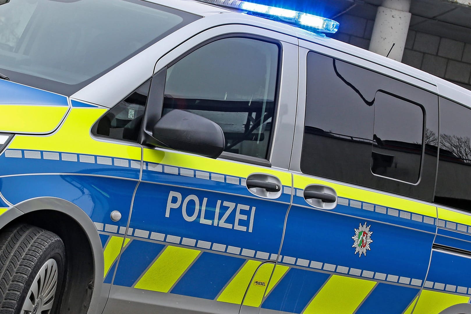 Polizeiwagen im Einsatz (Symbolbild): Der mutmaßliche Täter soll am Samstag einem Haftrichter vorgeführt werden.
