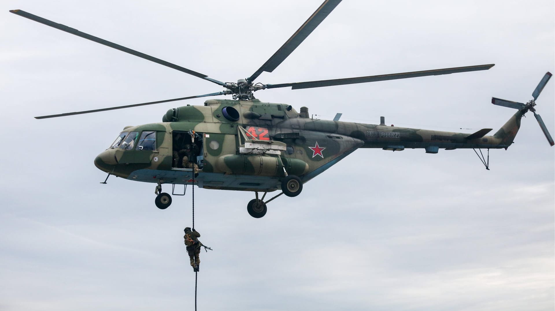 Foto eines militärischen MI-8 Helikopters (Symbolbild): Der Hubschrauber ging 500 Meter von der Abflugstelle entfernt zu Boden.