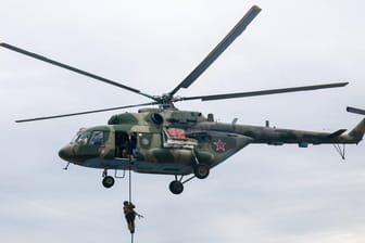 Foto eines militärischen MI-8 Helikopters (Symbolbild): Der Hubschrauber ging 500 Meter von der Abflugstelle entfernt zu Boden.