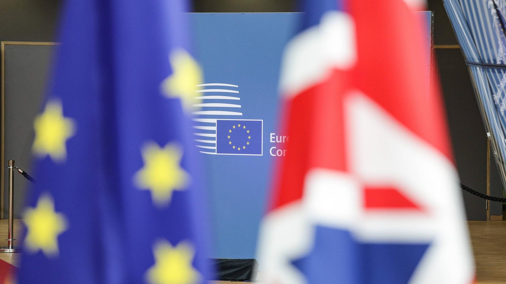 EU-Flagge und Unionjack im EU-Ratsgebäude in Brüssel: Der fehlende Beitrag aus London ist nur einer von vilen Streitpunkten beim Ringen um den EU-Haushalt. (Symbolfoto)