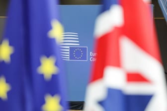 EU-Flagge und Unionjack im EU-Ratsgebäude in Brüssel: Der fehlende Beitrag aus London ist nur einer von vilen Streitpunkten beim Ringen um den EU-Haushalt. (Symbolfoto)