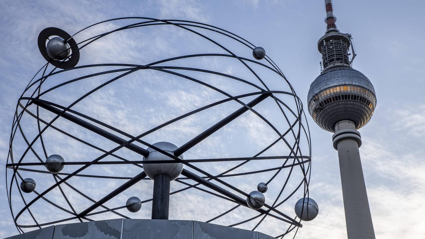Die Weltzeituhr mit dem Fernsehturm im Hintergrund: Diese beiden Sehenswürdigkeiten vom Alexanderplatz stammen noch aus DDR-Zeiten.