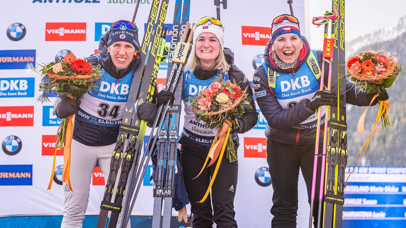 Die Siegerinnen unter sich: Susan Dunklee (l.), Marte Olsbu Röiseland (m.) und Lucie Charvatova.