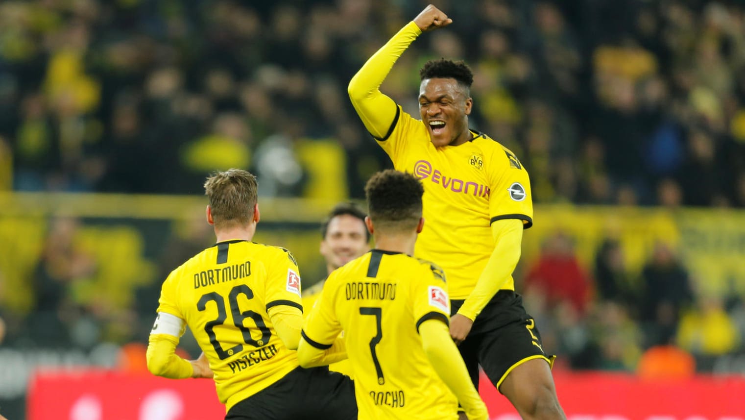 Jubel bei den BVB-Stars: Das Spiel gegen Eintracht Frankfurt lief bestens für Dortmund. Jubel bei den BVB-Stars: Das Spiel gegen Eintracht Frankfurt lief bestens für Dortmund.