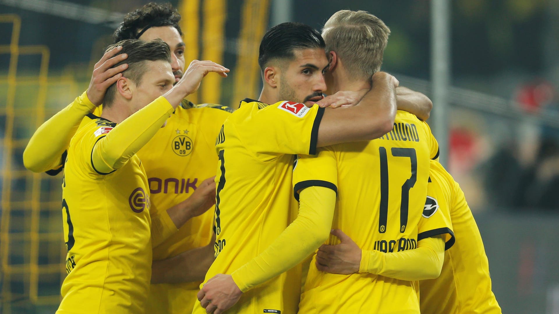 Gratulation an Haaland (vorne rechts): Der BVB-Stürmer traf auch gegen Frankfurt.