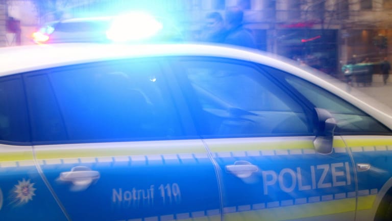 Einsatzwagen der Polizei mit Blaulicht (Symbolbild): Ein Polizeiwagen hat in Berlin einen Fußgänger überfahren.