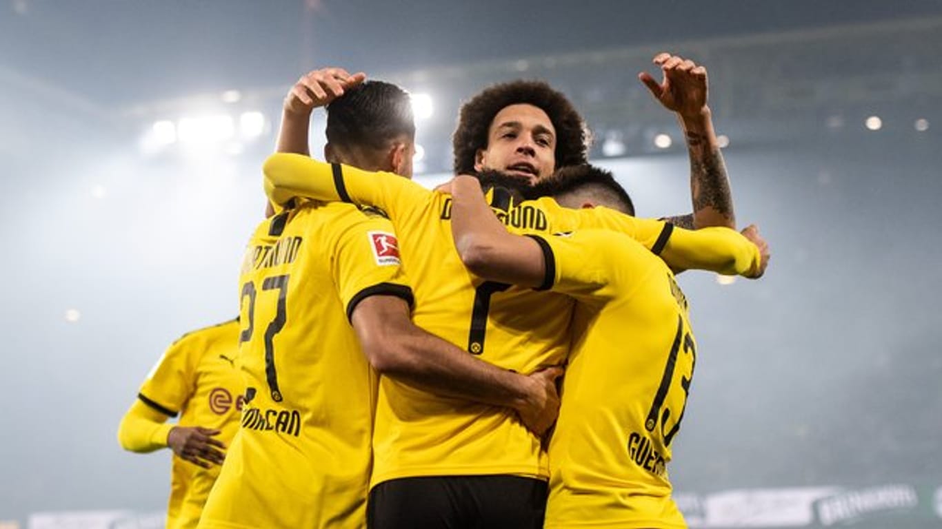 Die Dortmunder feiern den klaren Sieg gegen Eintracht Frankfurt.