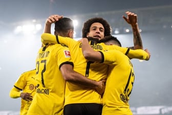 Die Dortmunder feiern den klaren Sieg gegen Eintracht Frankfurt.