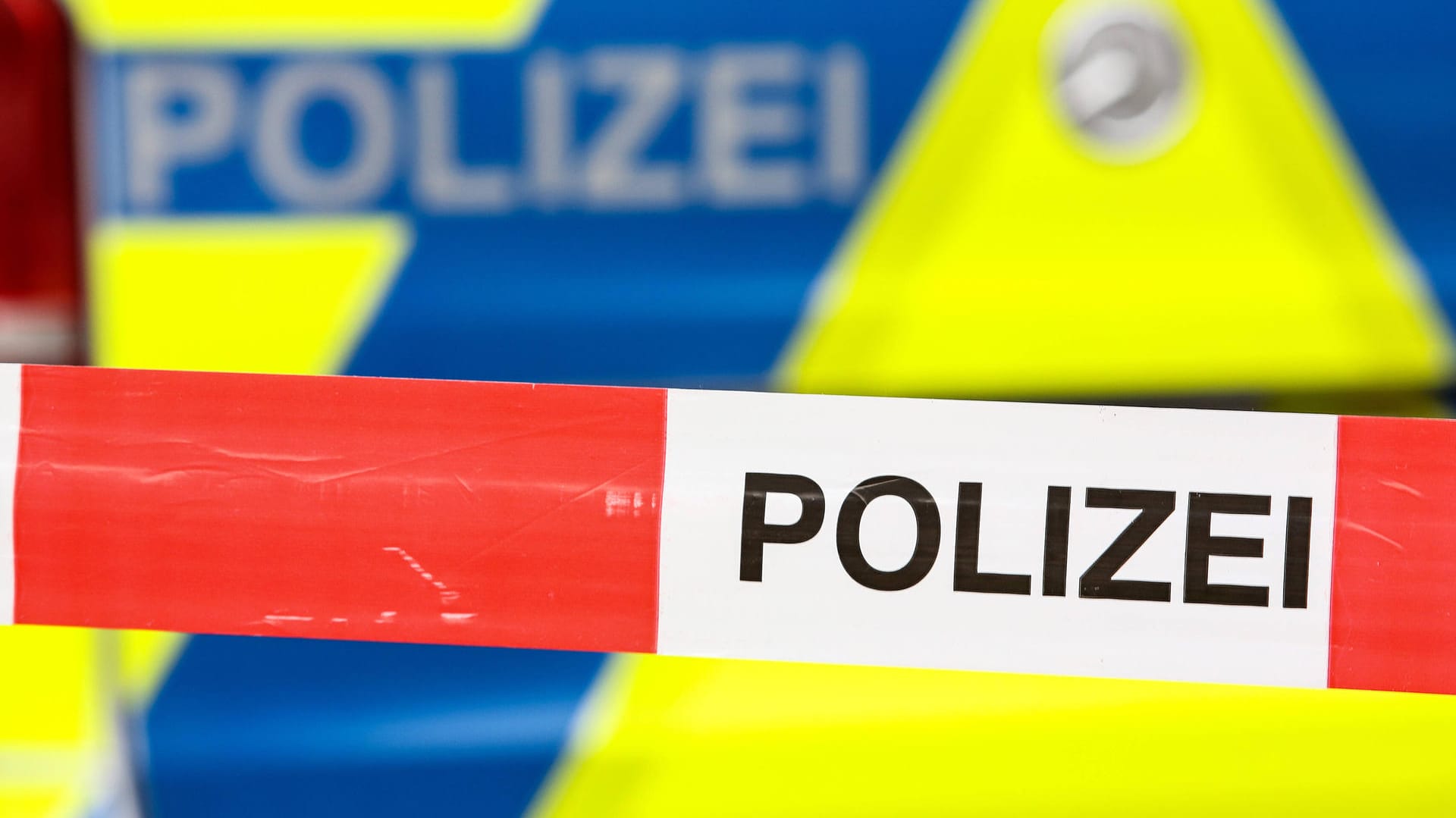 Polizeiwagen und Absperrband (Symbolbild): Die Beamten mussten sich vor einem der Hunde mit einem Taser schützen. Polizeiwagen und Absperrband (Symbolbild): Die Beamten mussten sich vor einem der Hunde mit einem Taser schützen.