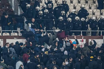 Millertor-Stadion: Randalierer aus Dresden versuchen, in den Fanbereich der Heimfans einzudringen.