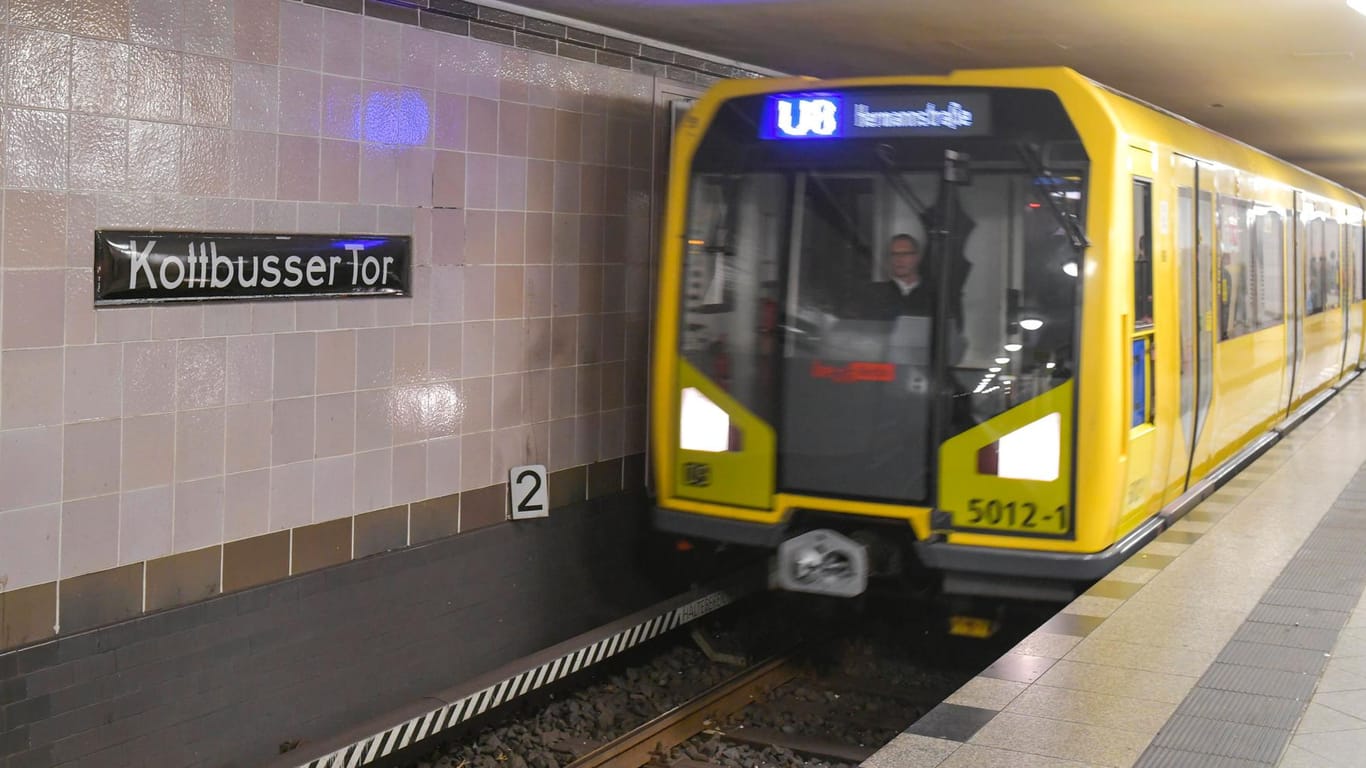 U-Bahnlinie U8 in Berlin (Symbolbild): Auf diesen Gleisen könnten in der Zukunft Pakete transportiert werden.