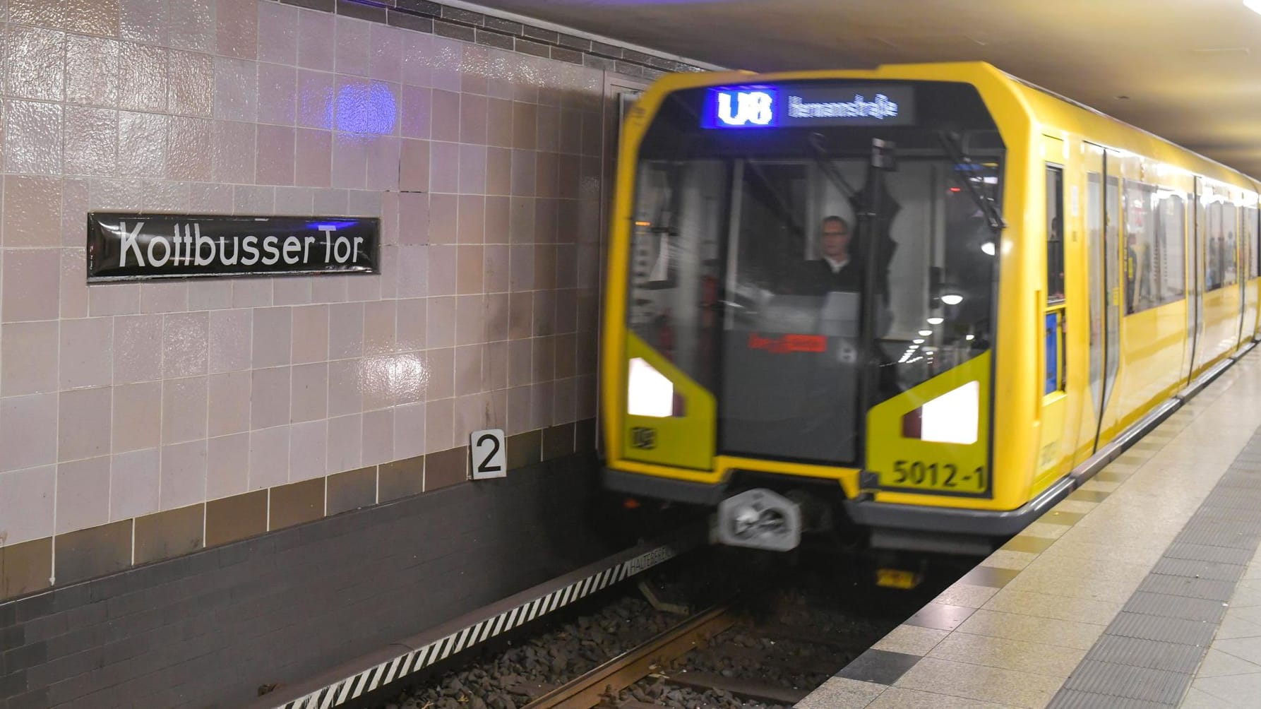 U-Bahnlinie U8 in Berlin (Symbolbild): Auf diesen Gleisen könnten in der Zukunft Pakete transportiert werden. U-Bahnlinie U8 in Berlin (Symbolbild): Auf diesen Gleisen könnten in der Zukunft Pakete transportiert werden.
