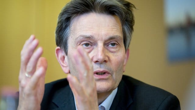 Rolf Mützenich bei einem Interview mit der Deutschen Presse-Agentur im Bundestag. Rolf Mützenich bei einem Interview mit der Deutschen Presse-Agentur im Bundestag.