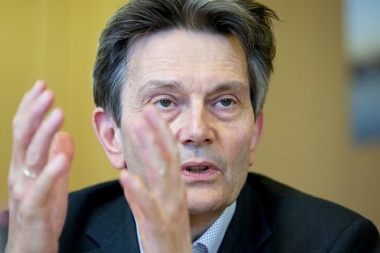 Rolf Mützenich bei einem Interview mit der Deutschen Presse-Agentur im Bundestag.