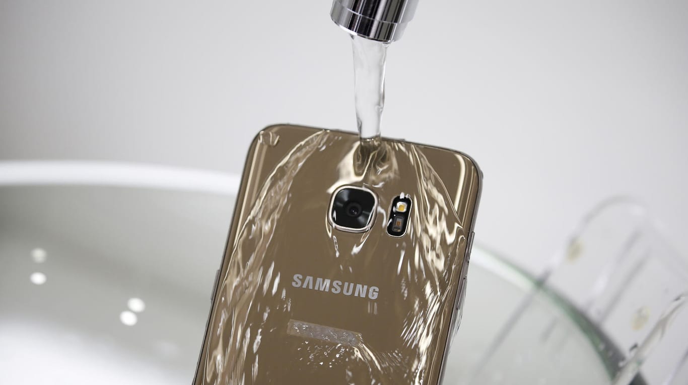 Ein Samsung Galaxy S7 Edge unter dem Wasserhahn: Immer mehr Smartphone-Hersteller werben mit einem wasserfesten Gehäuse. Doch die Angaben sind mit Vorsicht zu genießen.