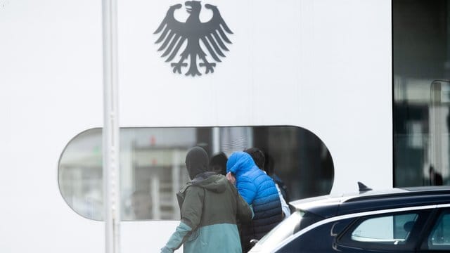 Einen Tag nach der Zerschlagung einer mutmaßlichen rechten Terrorzelle sind die ersten Festgenommenen in Karlsruhe zu Haftrichtern des BGH gebracht worden. Einen Tag nach der Zerschlagung einer mutmaßlichen rechten Terrorzelle sind die ersten Festgenommenen in Karlsruhe zu Haftrichtern des BGH gebracht worden.