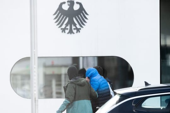 Einen Tag nach der Zerschlagung einer mutmaßlichen rechten Terrorzelle sind die ersten Festgenommenen in Karlsruhe zu Haftrichtern des BGH gebracht worden.
