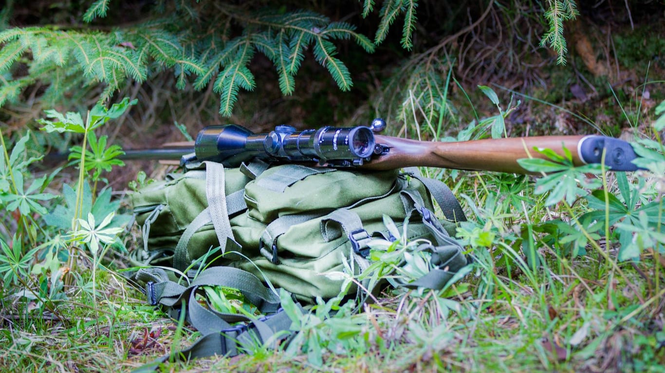 Ein Jagdgewehr liegt auf dem Waldboden (Symbolbild): Gegen den Vater wird nun ermittelt.