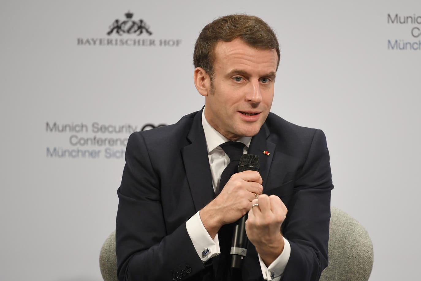 Emmanuel Macron spricht am zweiten Tag der Münchner Sicherheitskonferenz: Der französische Präsident wünscht sich eine gemeinsame europäische Verteidigungspolitik.