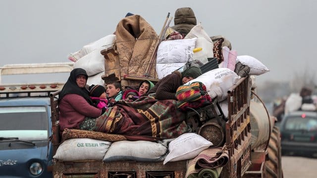 Zivilisten auf der Ladefläche eines Fahrzeugs bei der Flucht aus Idlib. Zivilisten auf der Ladefläche eines Fahrzeugs bei der Flucht aus Idlib.