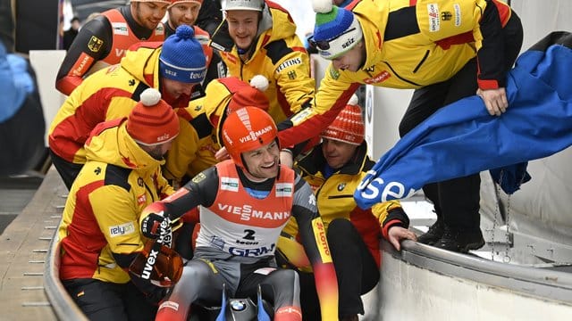 Toni Eggert (vorne) und Sascha Benecken werden nach ihrem WM-Sieg von ihren Teamkollegen gefeiert.