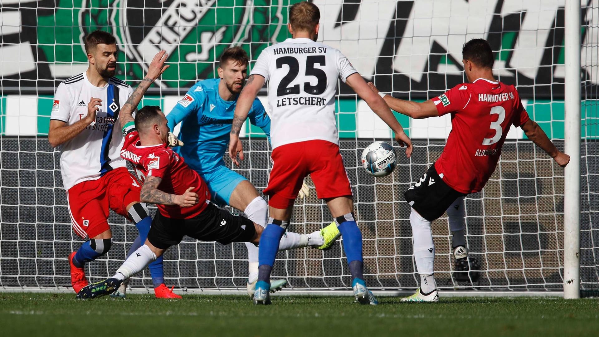 Hannovers Albonorz (r.) klärt in Bedrängnis vor Hamburgs Letschert.