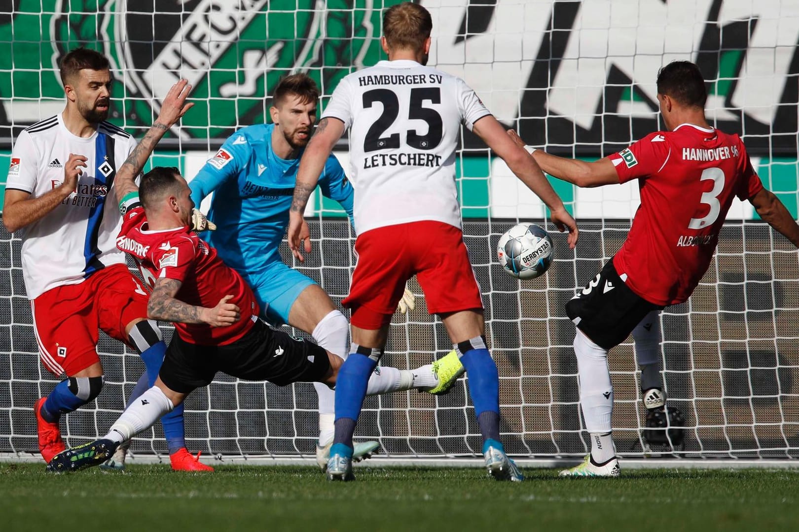 Hannovers Albonorz (r.) klärt in Bedrängnis vor Hamburgs Letschert.