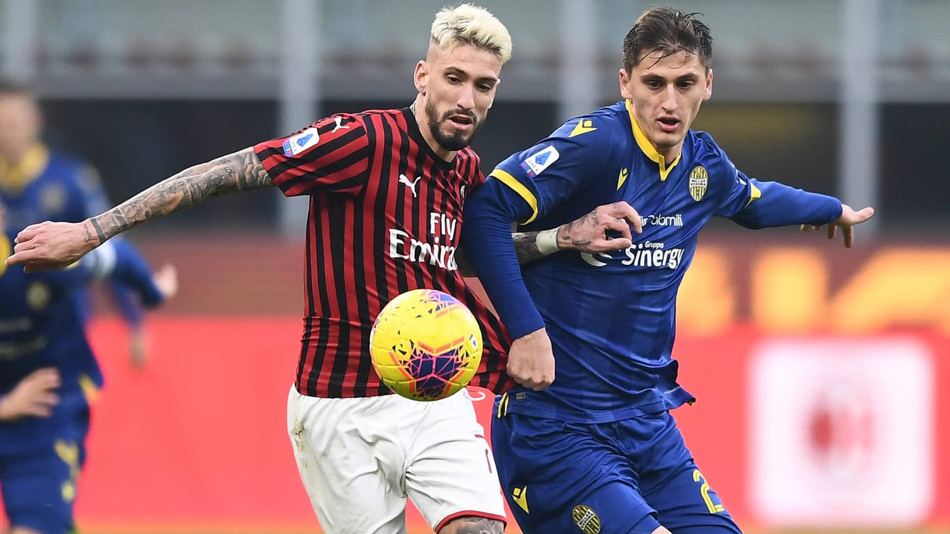 Kampf um den Ball: Veronas Kumbulla (r.) im Ligaspiel gegen Milans Castillejo.